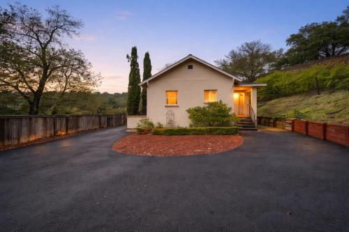 Exterior view, Healdsburg Wine Country Retreat with Private Patio, Fire Pit & Vineyard Views in Windsor (CA)