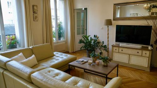 Steps to Luxembourg Gardens Bright Family Flat