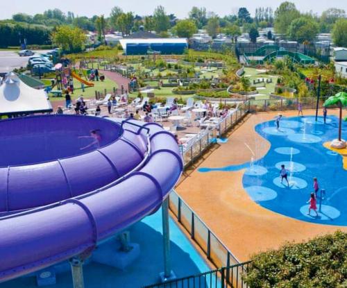 Swimming pool, Private Caravan to Hire - Marton Mere Haven Holiday Village in Marton