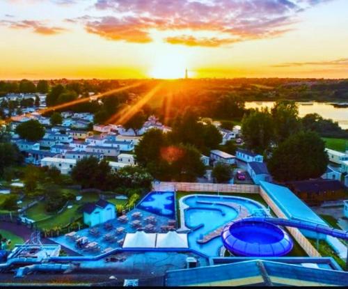 Swimming pool, Private Caravan to Hire - Marton Mere Haven Holiday Village in Marton