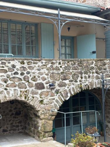 Élégant duplex 6 pers Ancienne demeure Montagny (Elegant duplex 6 pers Ancienne demeure Montagny) in Montagny (Rhône-Alpes)