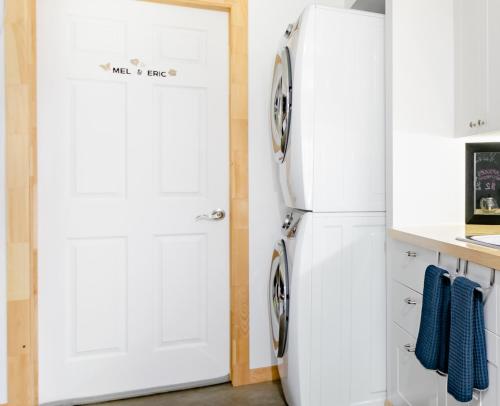 Private Hummingbird Room - Modern & Cozy in Mansonville (QC)
