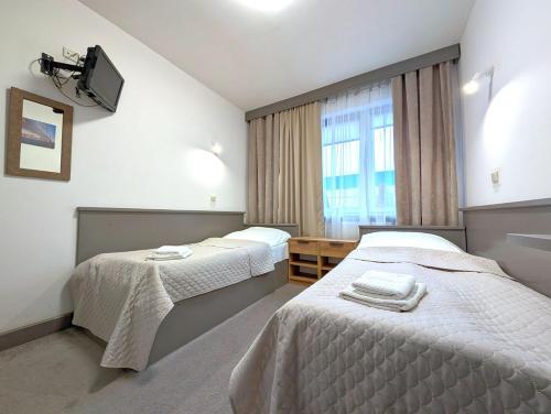 2 twin beds