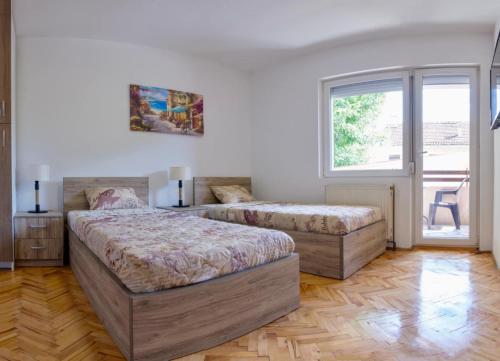 Garden Hostel – khách sạn tại Vizbegovo