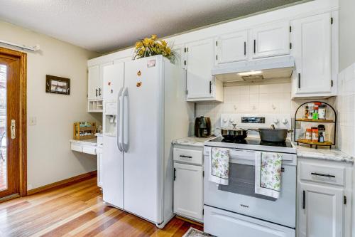 Deck & Outdoor Dining! Spacious St Paul Getaway in Maplewood