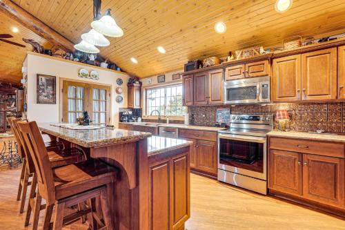 Secluded, Waterfront Home w/ Patio in Craigville! in Bluffton (IN)