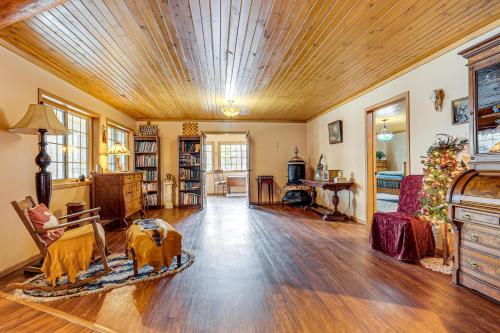 Secluded, Waterfront Home w/ Patio in Craigville! in Bluffton (IN)