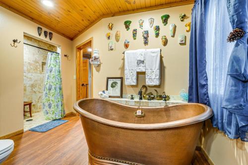 Secluded, Waterfront Home w/ Patio in Craigville! in Bluffton (IN)