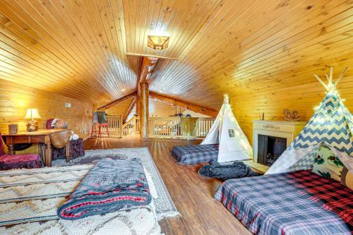 Secluded, Waterfront Home w/ Patio in Craigville! in Bluffton (IN)