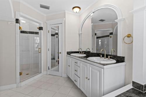 Beachfront Villa at Islamorada BY THE GLAMHOMES in Islamorada, USA