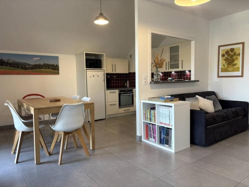 . Appartement fonctionnel avec balcon, à 10 min du centre, parking gratuit, idéal pour 5 personnes