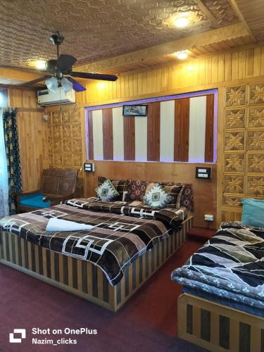 Houseboat happy england - Srinagar Houseboat happy england - Srinagar