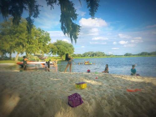 Charming Lakefront Cottage Near Disney in 克萊蒙特