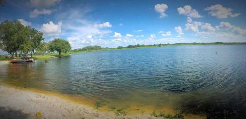 Charming Lakefront Cottage Near Disney in 克萊蒙特