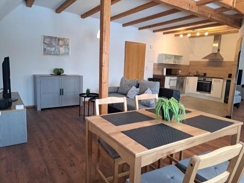 Ferienwohnung am Teich – khách sạn tại Jenaprießnitz