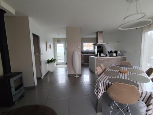 chambre rouge privée avec piscine (chambre rouge privee avec piscine) in Saint-Didier-de-la-Tour