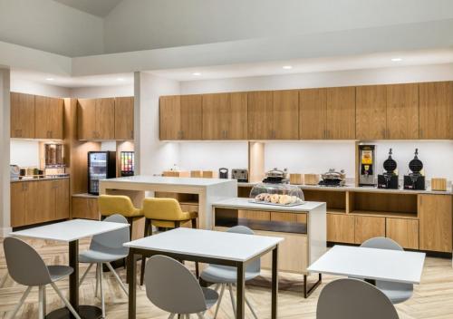 TownePlace Suites by Marriott Charlotte LoSo Airport - 식음료(F&B)