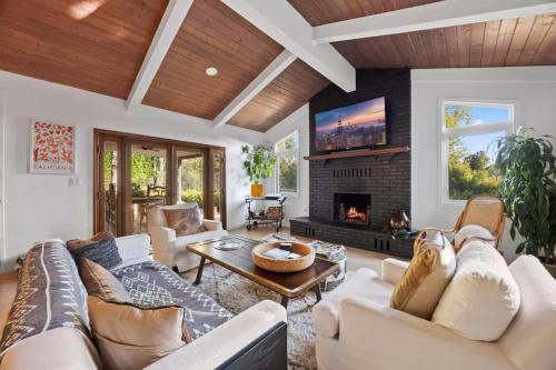 Luxury Ojai Escape Pool, Jacuzzi & Tennis Court in Ojai