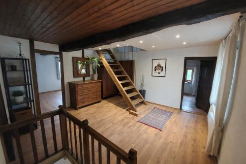 Grande maison 15 pers avec piscine privée, salle de jeux, jardin clôturé, proche Lac de Paladru (Grande maison 15 pers avec piscine privee, salle de jeux, jardin cloture, proche Lac de Paladru) in Saint-Geoire-en-Valdaine