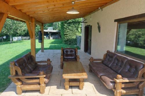 Balkons/terase, Grande maison 15 pers avec piscine privée, salle de jeux, jardin clôturé, proche Lac de Paladru (Grande maison 15 pers avec piscine privee, salle de jeux, jardin cloture, proche Lac de Paladru) in Saint-Geoire-en-Valdaine