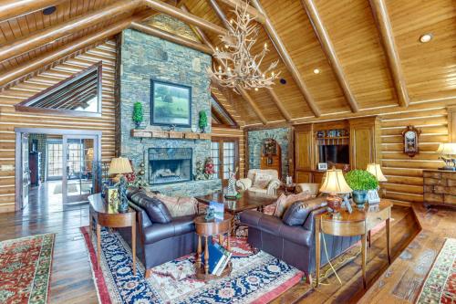 Theater, Gym, Hot Tub: Versailles 'Heritage Lodge' in 凡爾賽 (KY)