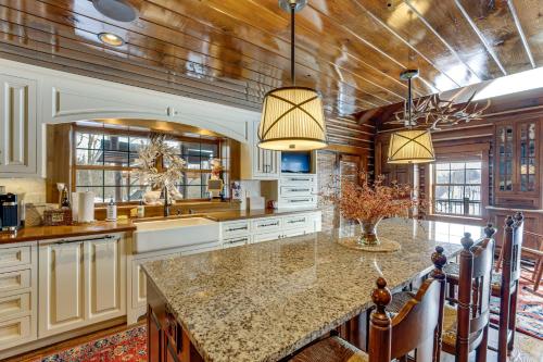Theater, Gym, Hot Tub: Versailles 'Heritage Lodge' in 凡爾賽 (KY)