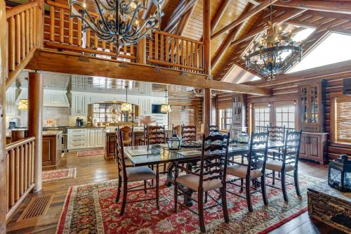 Theater, Gym, Hot Tub: Versailles 'Heritage Lodge' in 凡爾賽 (KY)