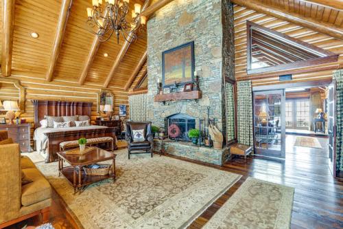 Theater, Gym, Hot Tub: Versailles 'Heritage Lodge' in 凡爾賽 (KY)