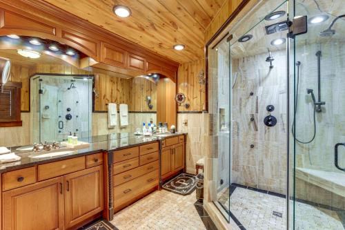 Theater, Gym, Hot Tub: Versailles 'Heritage Lodge' in 凡爾賽 (KY)
