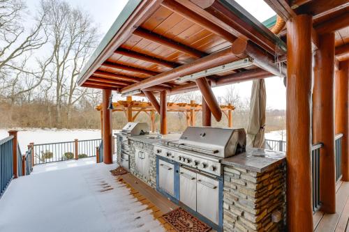 Theater, Gym, Hot Tub: Versailles 'Heritage Lodge' in 凡爾賽 (KY)