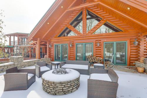Theater, Gym, Hot Tub: Versailles 'Heritage Lodge' in 凡爾賽 (KY)