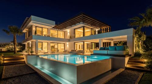 VACATION MARBELLA I Villa Martinica, Turquoise Heated Pool, Rooftop Hot Tub with Sea View, Cine Room, Night Security, Alarm System, 5 min to the Beach