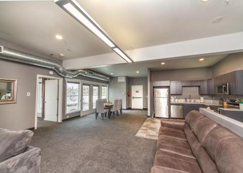 Удобства, Modern Top Floor 2BR 1BA w Private Rooftop Patio South Hill Near Downtown in Moran Prairie