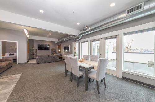 Удобства, Modern Top Floor 2BR 1BA w Private Rooftop Patio South Hill Near Downtown in Moran Prairie