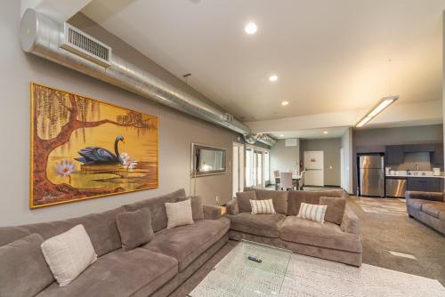 Удобства, Modern Top Floor 2BR 1BA w Private Rooftop Patio South Hill Near Downtown in Moran Prairie