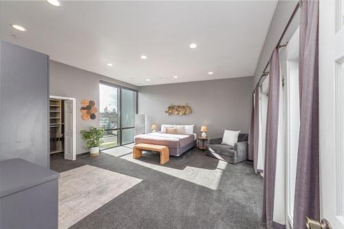 Modern Top Floor 2BR 1BA w Private Rooftop Patio South Hill Near Downtown in Moran Prairie