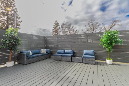 Удобства, Modern Top Floor 2BR 1BA w Private Rooftop Patio South Hill Near Downtown in Moran Prairie