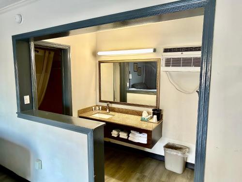 Budget Inn Conway 3