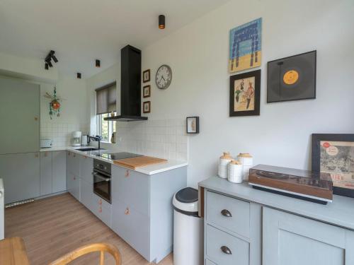 kuchyně, De Zeester 4-person holiday home n De Koog in Callantsoog