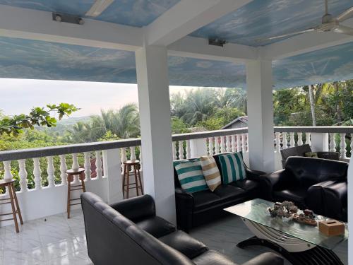 Lucenas B&B near Maravilla White Sand Beach in San Remigio