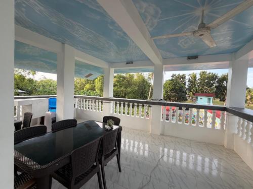 Lucenas B&B near Maravilla White Sand Beach in San Remigio