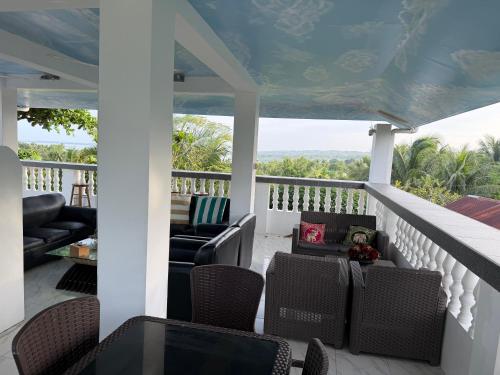 Lucenas B&B near Maravilla White Sand Beach in San Remigio