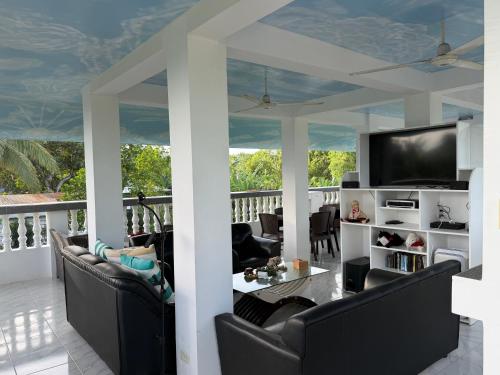 Lucenas B&B near Maravilla White Sand Beach in San Remigio
