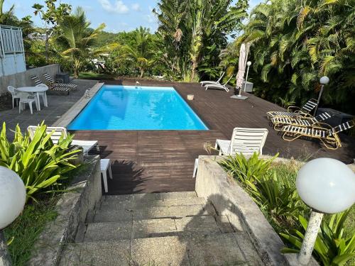สระว่ายน้ำ, Escale Tropicale aux Abymes Calme, Piscine et Verger in เลซาบีเมส