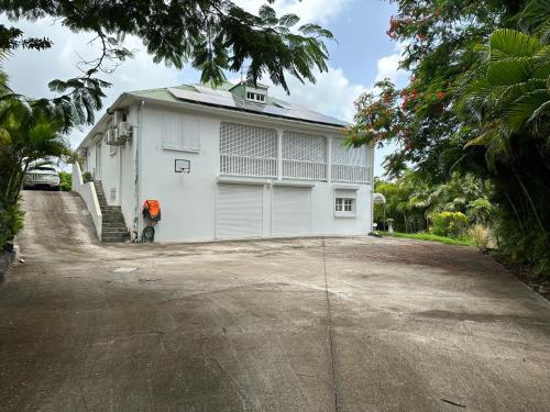ทัศนียภาพภายนอกโรงแรม, Escale Tropicale aux Abymes Calme, Piscine et Verger in เลซาบีเมส