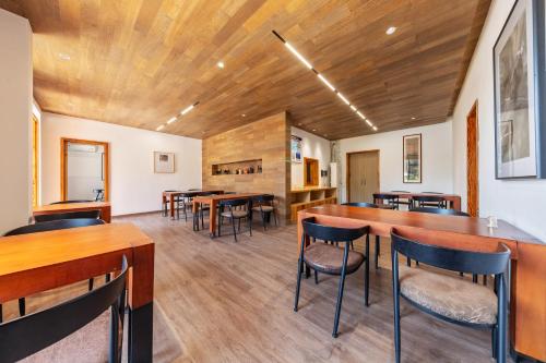 Floating Peaks Retreat-English Services-Near the Zhangjiajie National Forest Perk - image 2
