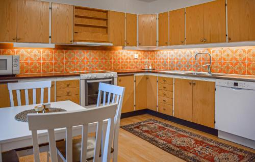 virtuve, 4 Bedroom Beautiful Home In Glemmingebro in Glemmingebro
