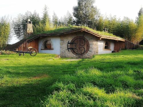 Cabane de Hobbit insolite proche Futuroscope - Le Coteau des Fadets gîte à louer Bernai