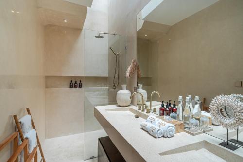 Zaya - Modern 2BR Villa with Rooftop Tub & Ocean Views - image 5