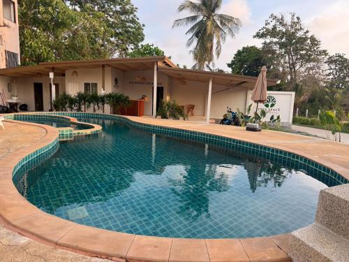 Úszómedence, Tree Space Lanta Pool Stay Quiet & Near Beach in Klong Tob Beach